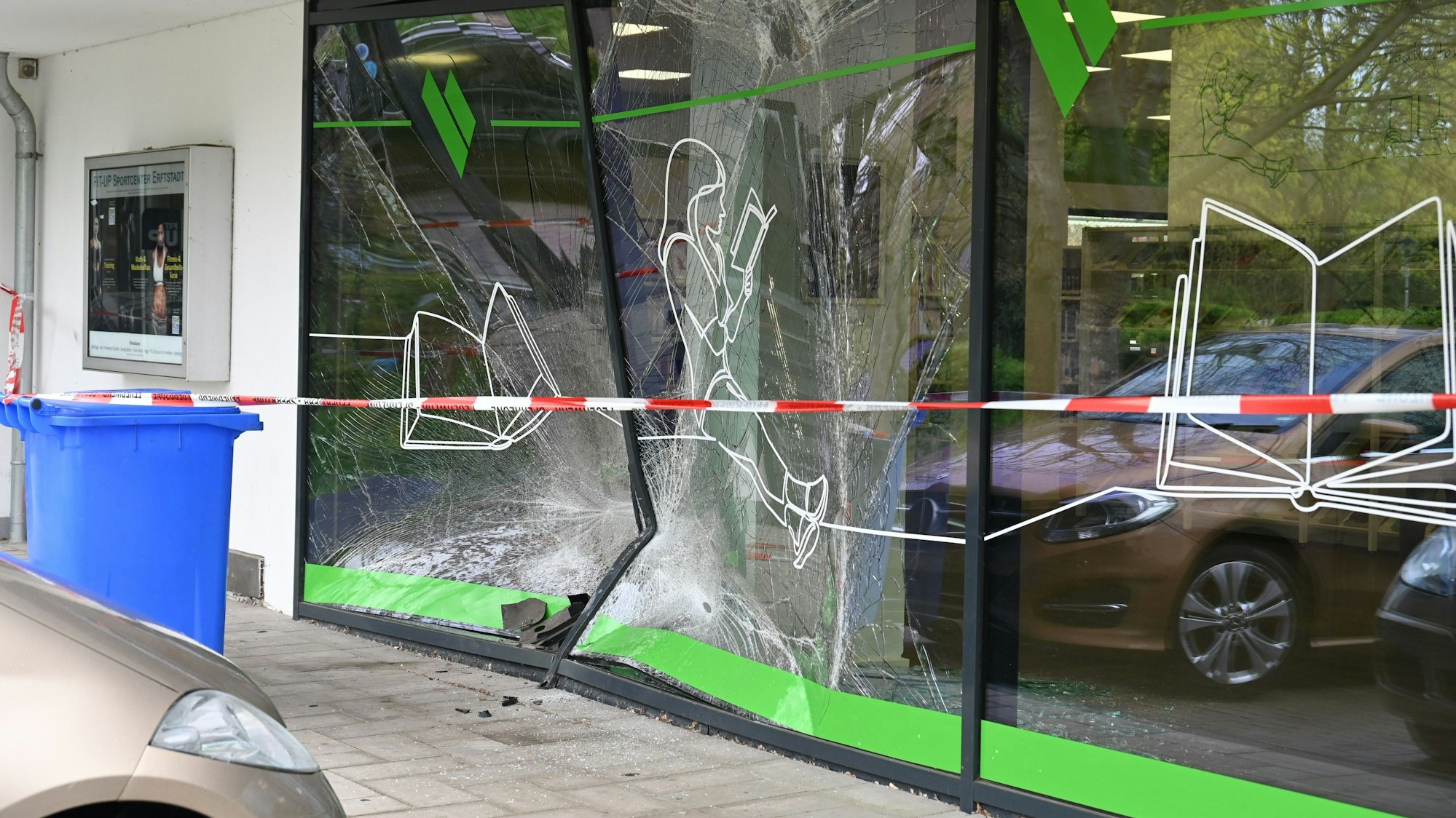 Zu sehen ist die zerstörte Glasfront der Erftstädter Stadtbücherei.