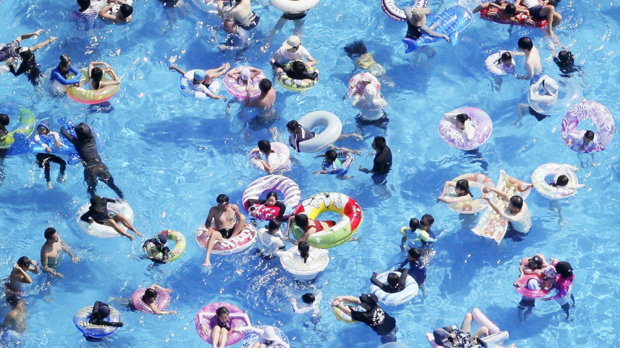 Wenn die Freibäder öffnen, müssen qualifizierte Retter am Beckenrand stehen - sonst könnten wieder Bäder teils geschlossen werden.