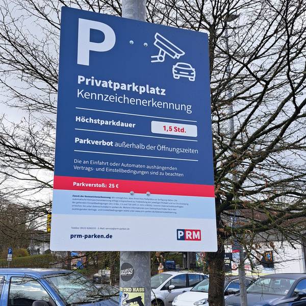 Der Discounter Aldi Süd hat auf dem Parkplatz seiner Filiale in Wipperfürth ein Parksystem mit automatischer kennzeichen-Erfassung eingerichtet. Zu sehen ist ein Hinweisschild.