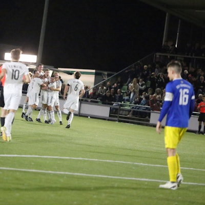 Am Rand steht ein Fußballer des SSV Nümbrecht, der beobachtet wie die Wiehler Fußballer jubeln.