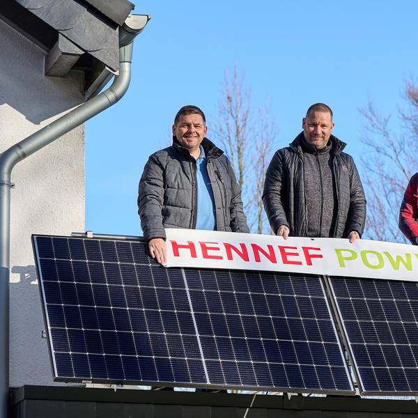Bernd Momma, Marc C. Schmidt und Florian Reil (v.l.) vom Verein Hennef Power verschenken ein Balkonkraftwerk. Hennefer Bürgerinnen und Bürger können sich bis zum 15. April bewerben.