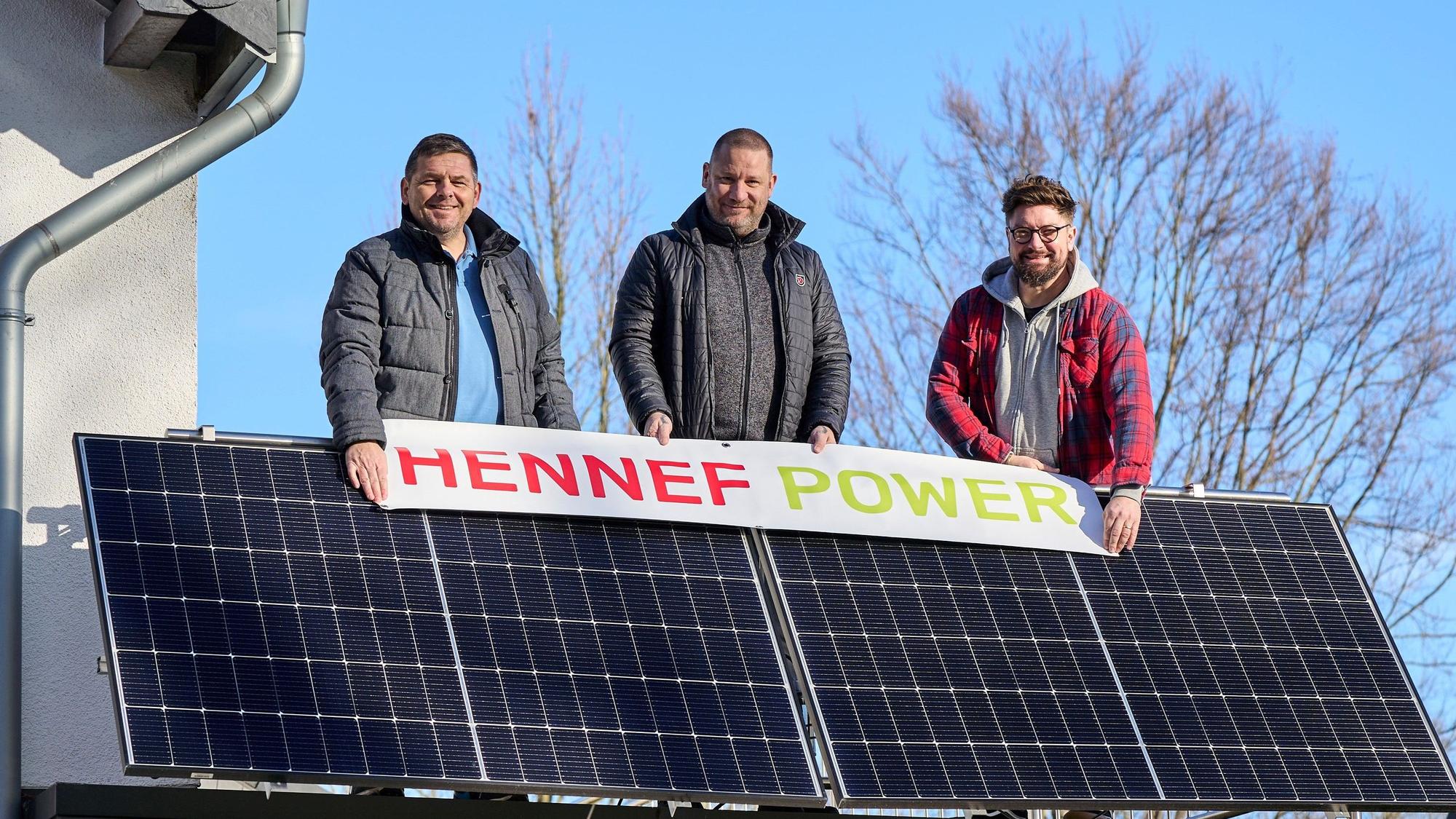 Bernd Momma, Marc C. Schmidt und Florian Reil (v.l.) vom Verein Hennef Power verschenken ein Balkonkraftwerk. Hennefer Bürgerinnen und Bürger können sich bis zum 15. April bewerben.