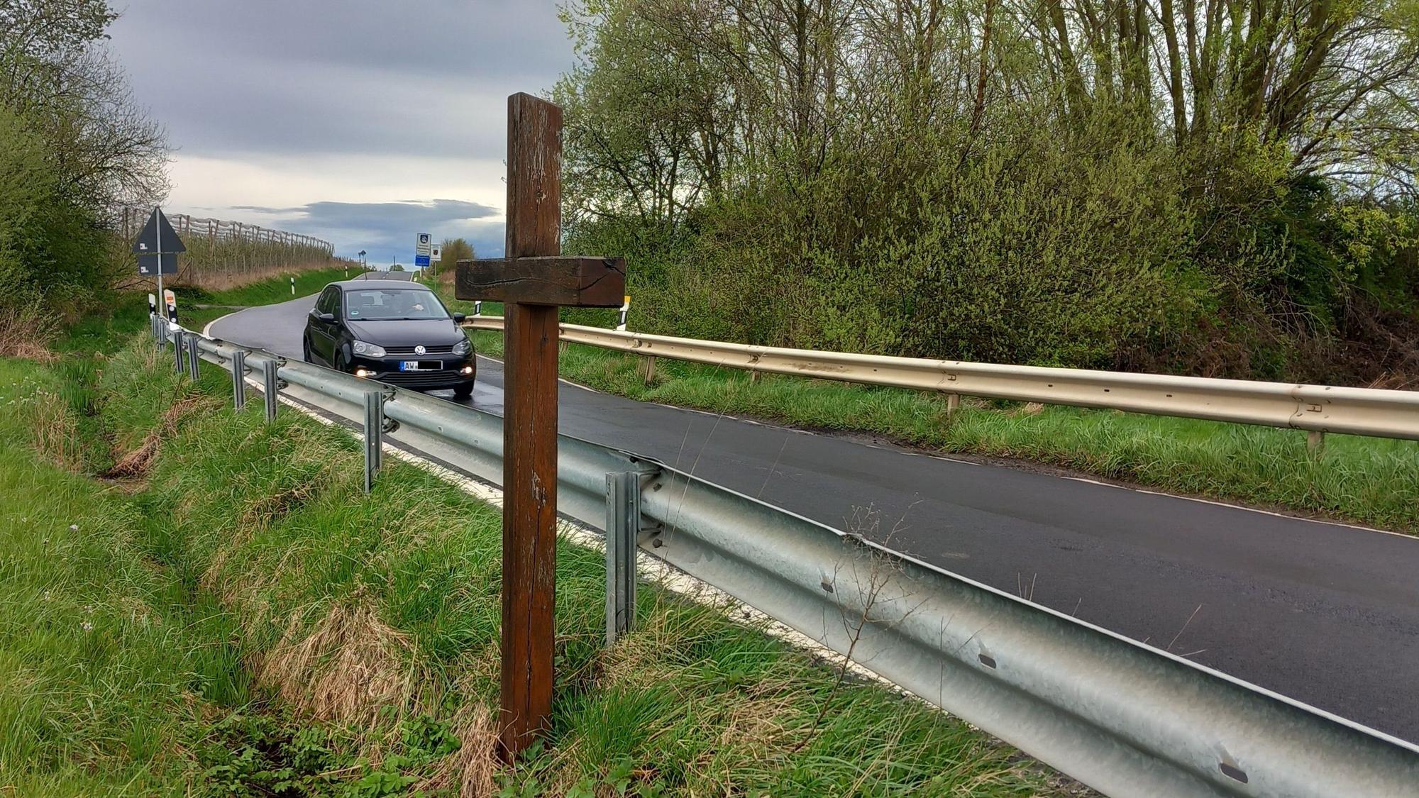 Wegekreuz aus Holz für einen Motorradfahrer auf der Landesgrenze zwischen Fritzdorf und Oedingen