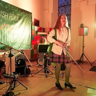 Drei Musiker agieren auf der Bühne.