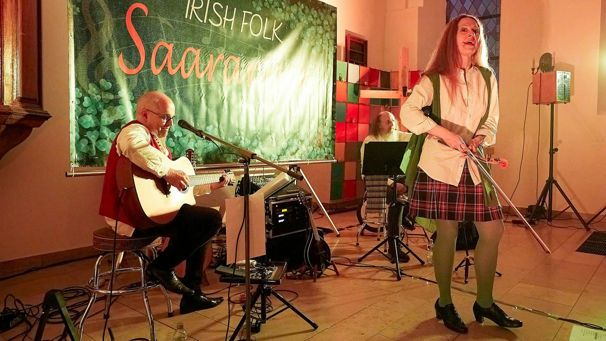 Drei Musiker agieren auf der Bühne.