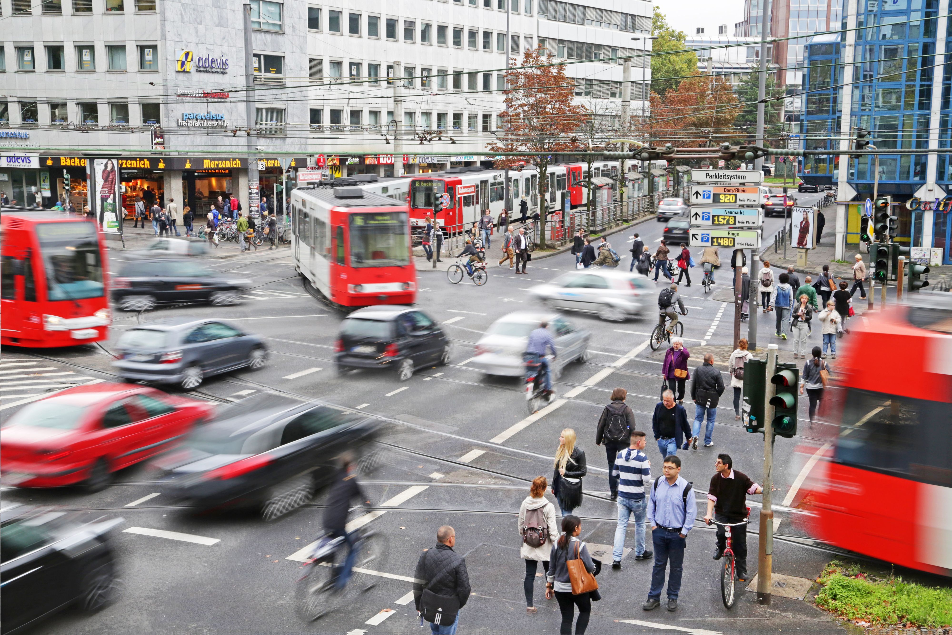 Viel Verkehr auf engem Raum: Fußgänger, Autos und Straßenbahnen überqueren den Barbarossaplatz (Symbolbild).