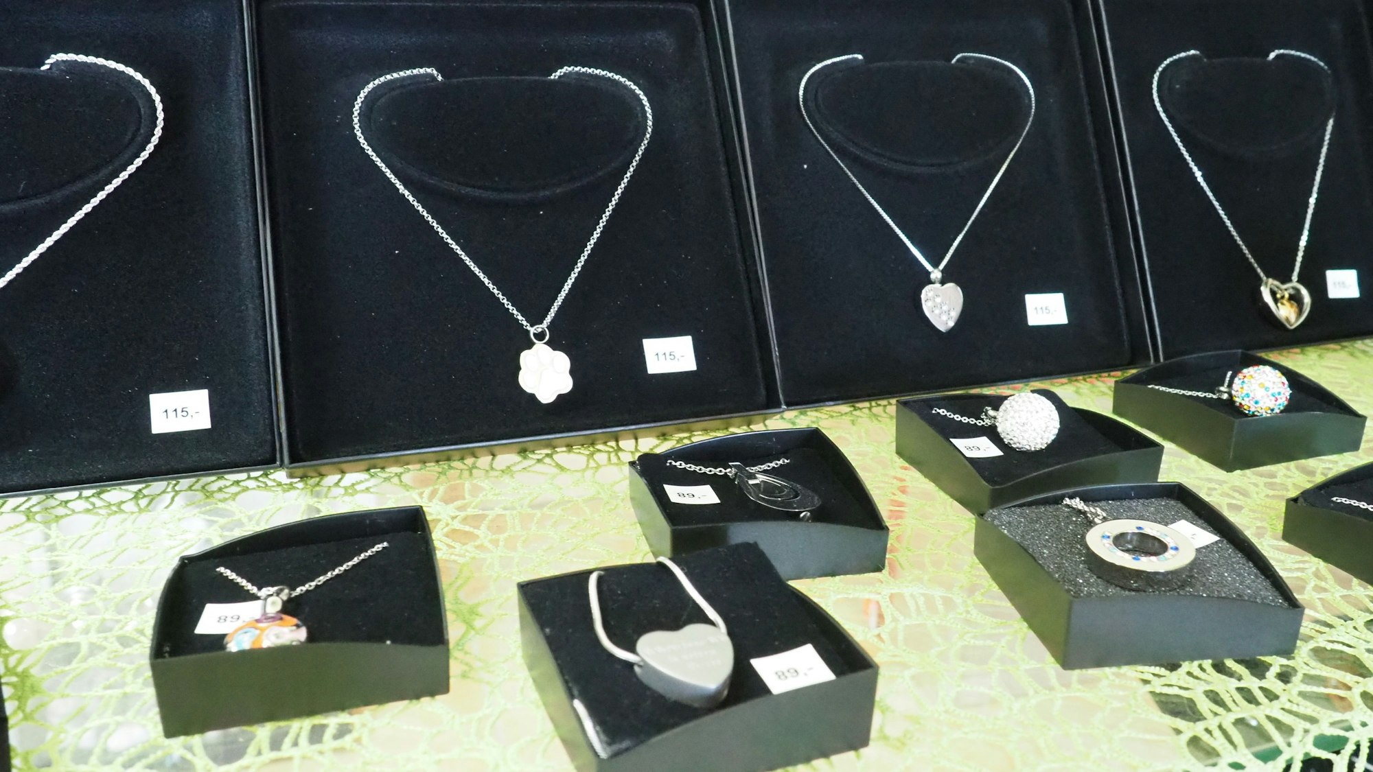 Zu sehen sind Schmuckstücke, in die die Asche eines toten Haustiers gefüllt werden kann.