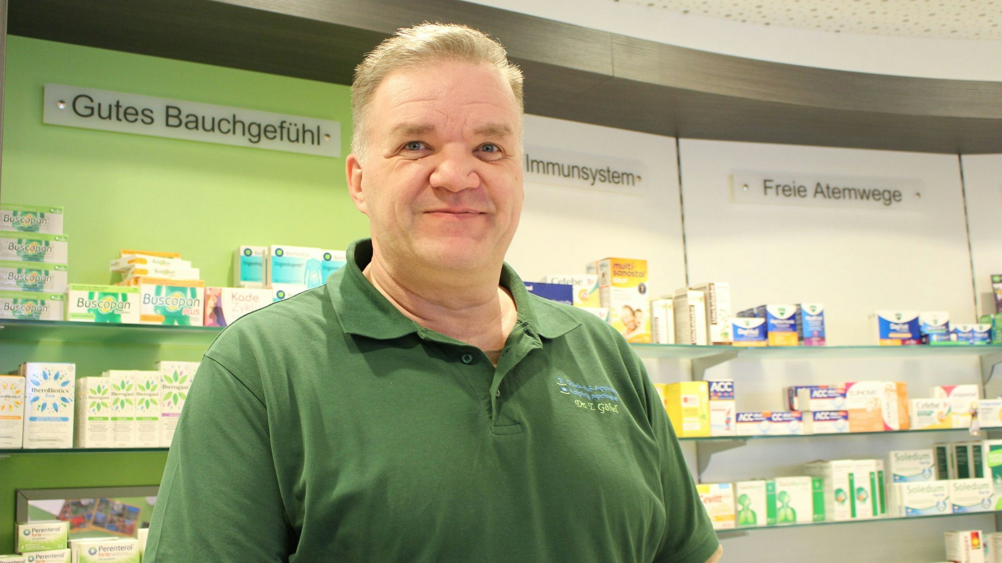 Dr. Thomas Göbel steht in seiner Apotheker in Mechernich.