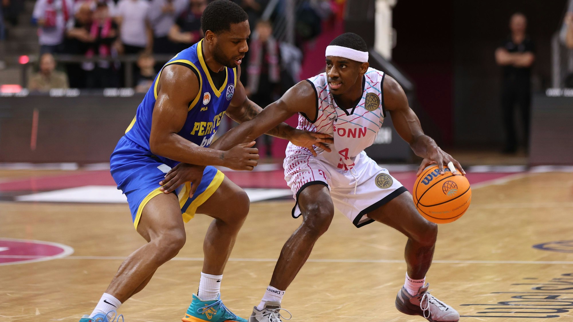 Bonns Glynn Watson (r.) im Zweikampf mit Joe Ragland, den er nicht wie gewohnt zur Entfaltung kommen ließ.