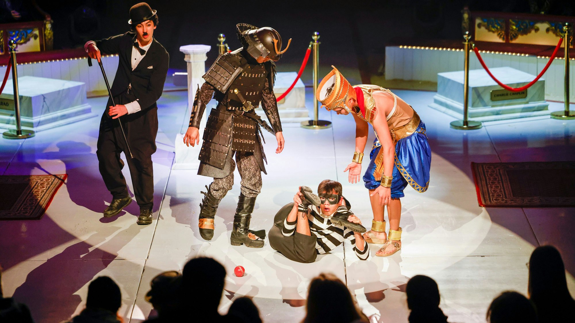 Die Adem Crew aus Kirgistan verwandelt die Manege des Circus Roncalli in ein Museum.