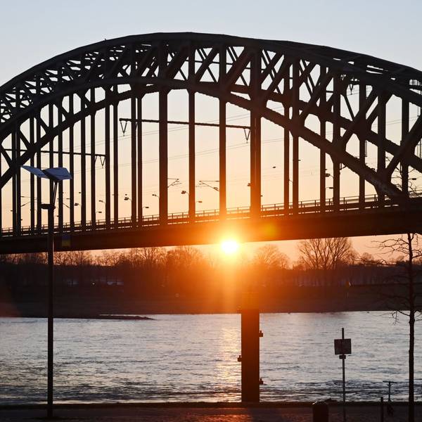 Die Sonne geht am frühen Morgen hinter der Südbrücke am Kölner Rheinufer auf. Deutschland erwartet am Wochenende das heißeste Aprilwochenende seit Beginn der Wetteraufzeichnungen. (Symbolbild)