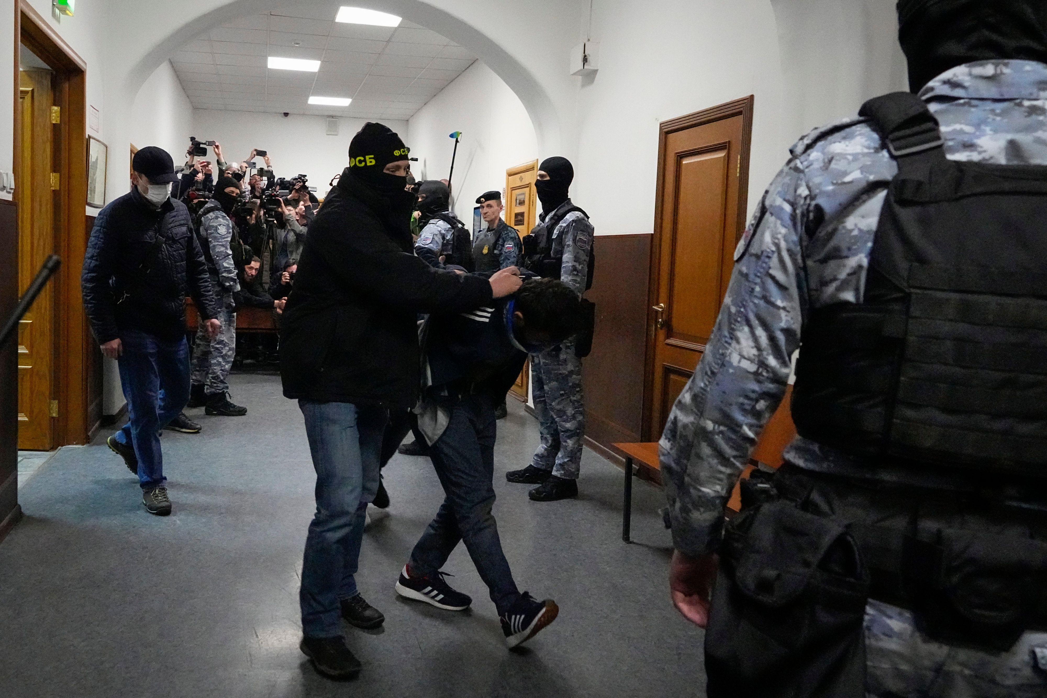 Russische Polizisten führen einen Verdächtigen des Terroranschlags in ein Gericht. (Archivbild)