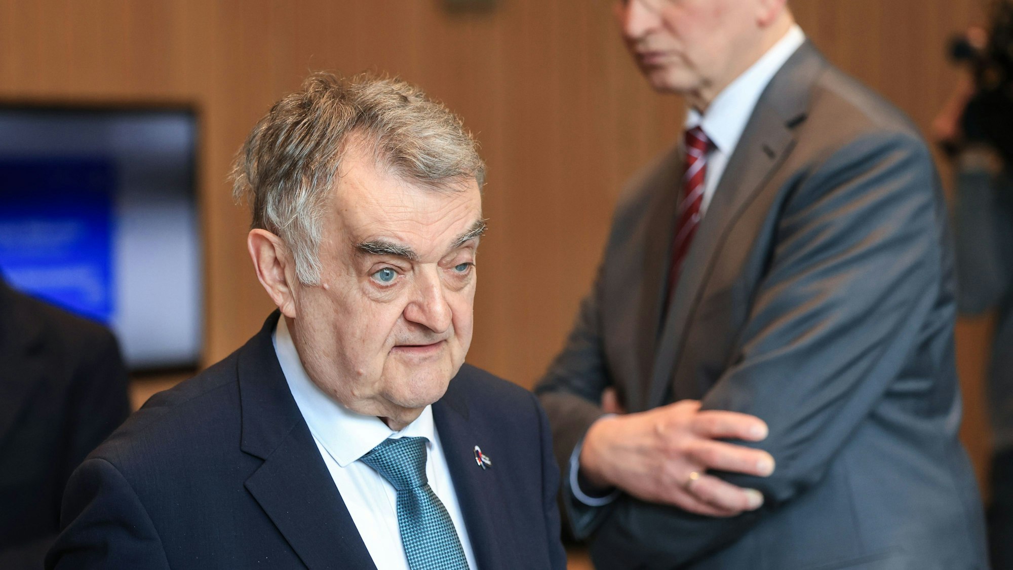 Düsseldorf: Herbert Reul (l, CDU), Innenminister in Nordrhein-Westfalen, kommt zur Vorstellung der Polizeiliche Kriminalstatistik in den Landtag.