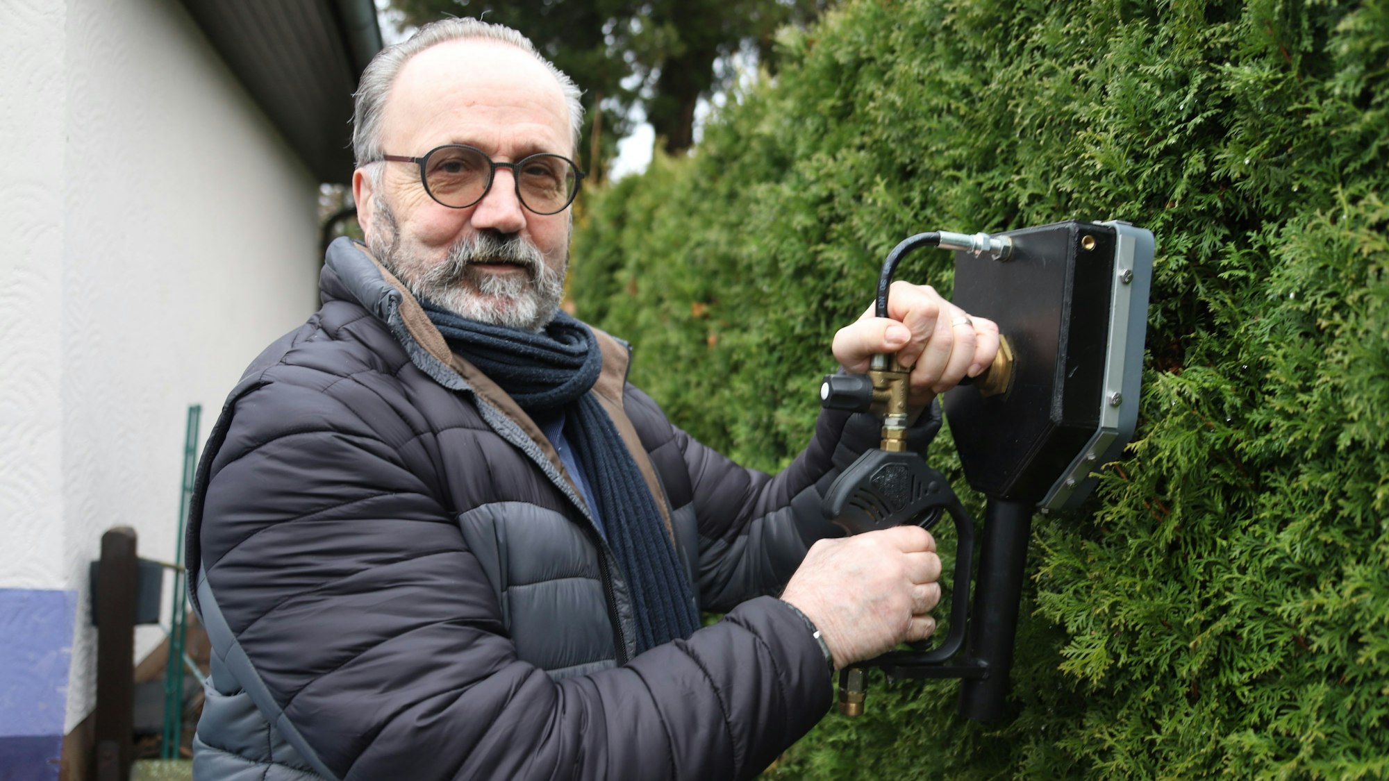 Malermeister Peter Fuchs zeigt den Sauger seiner Anlage, mit denen er Fassaden ebenso reinigen kann wie Photovoltaikanlagen. Das Wasser recycelt er bis zu trinkbarer Qualität.
