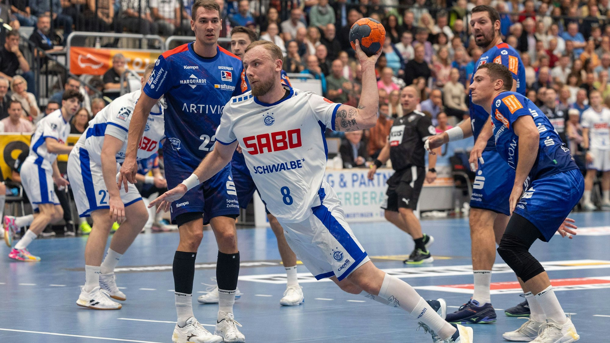 Lukas Blohme vom VfL Gummersbach wirft frei vom Kreis, während die Balinger Abwehrspieler nur zuschauen können.