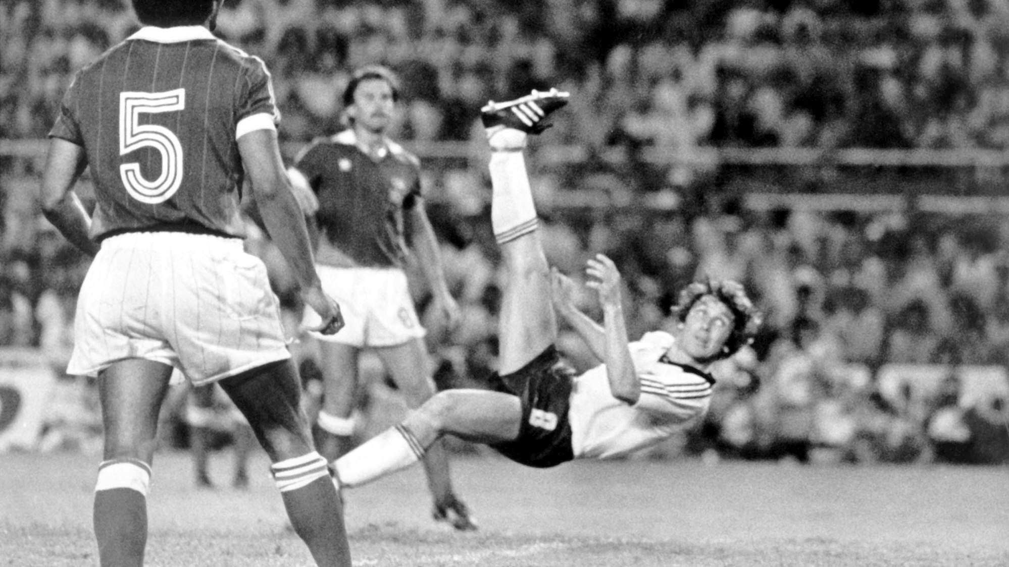 Der deutsche Stürmer Klaus Fischer (r)