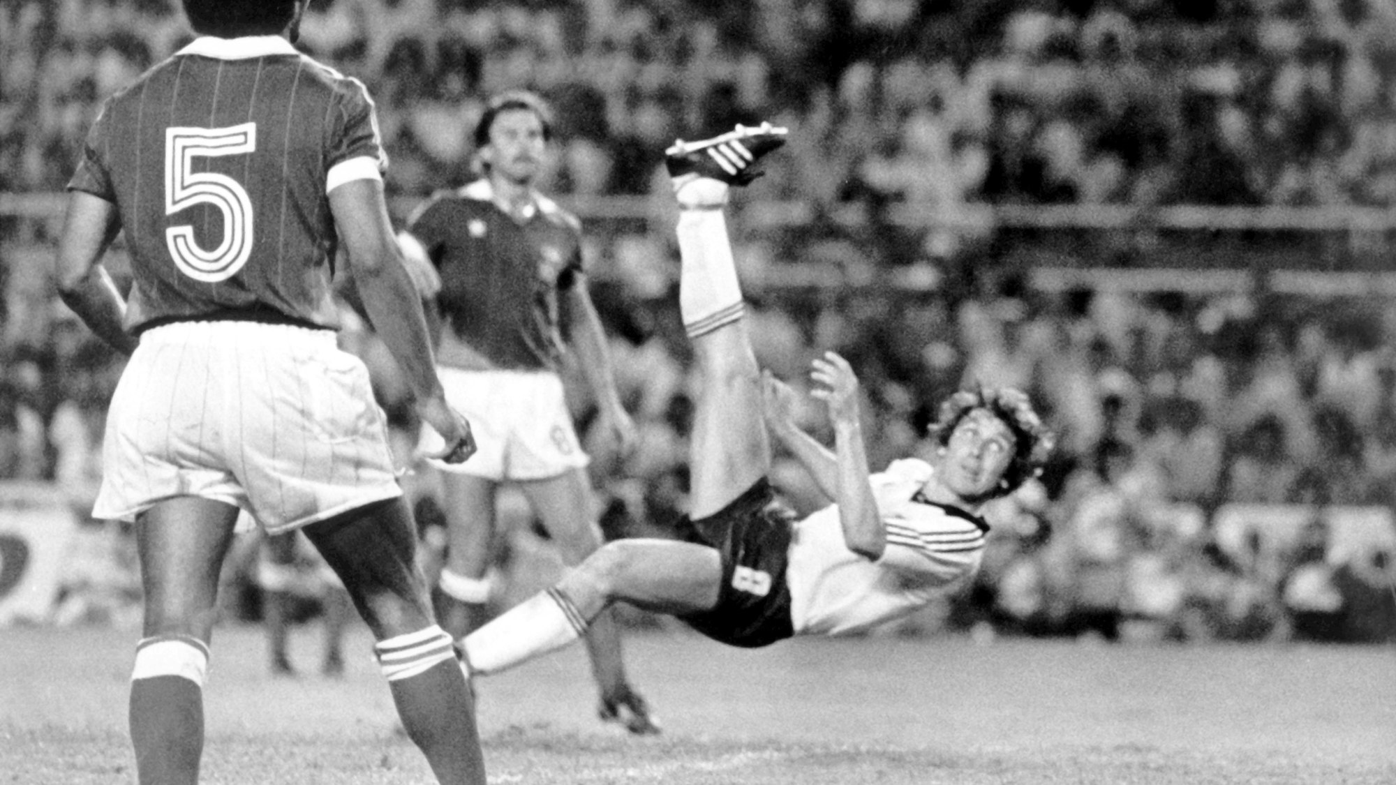 Der deutsche Stürmer Klaus Fischer (r)