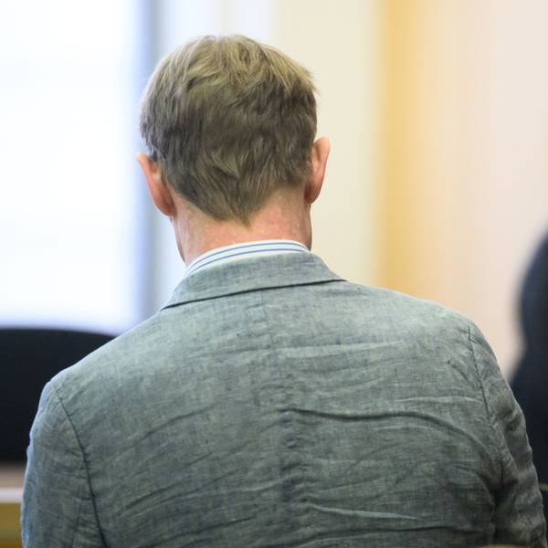 Der Angeklagte Christian B. steht im Gerichtssaal im Landgericht Braunschweig.