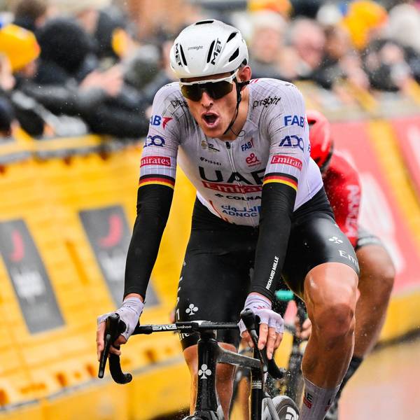 Nils Politt aus Deutschland von UAE Team Emirates überquert die Ziellinie.