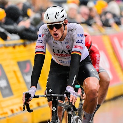 Nils Politt aus Deutschland von UAE Team Emirates überquert die Ziellinie.