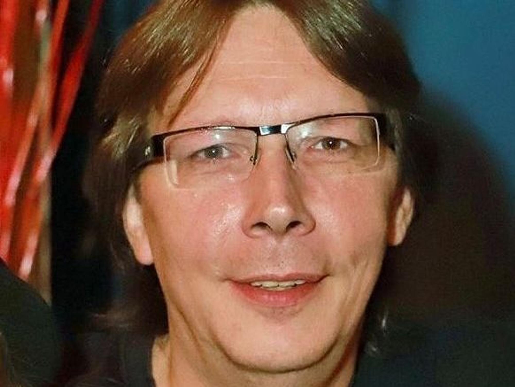 Das Bild zeigt einen Mann mit Brille.