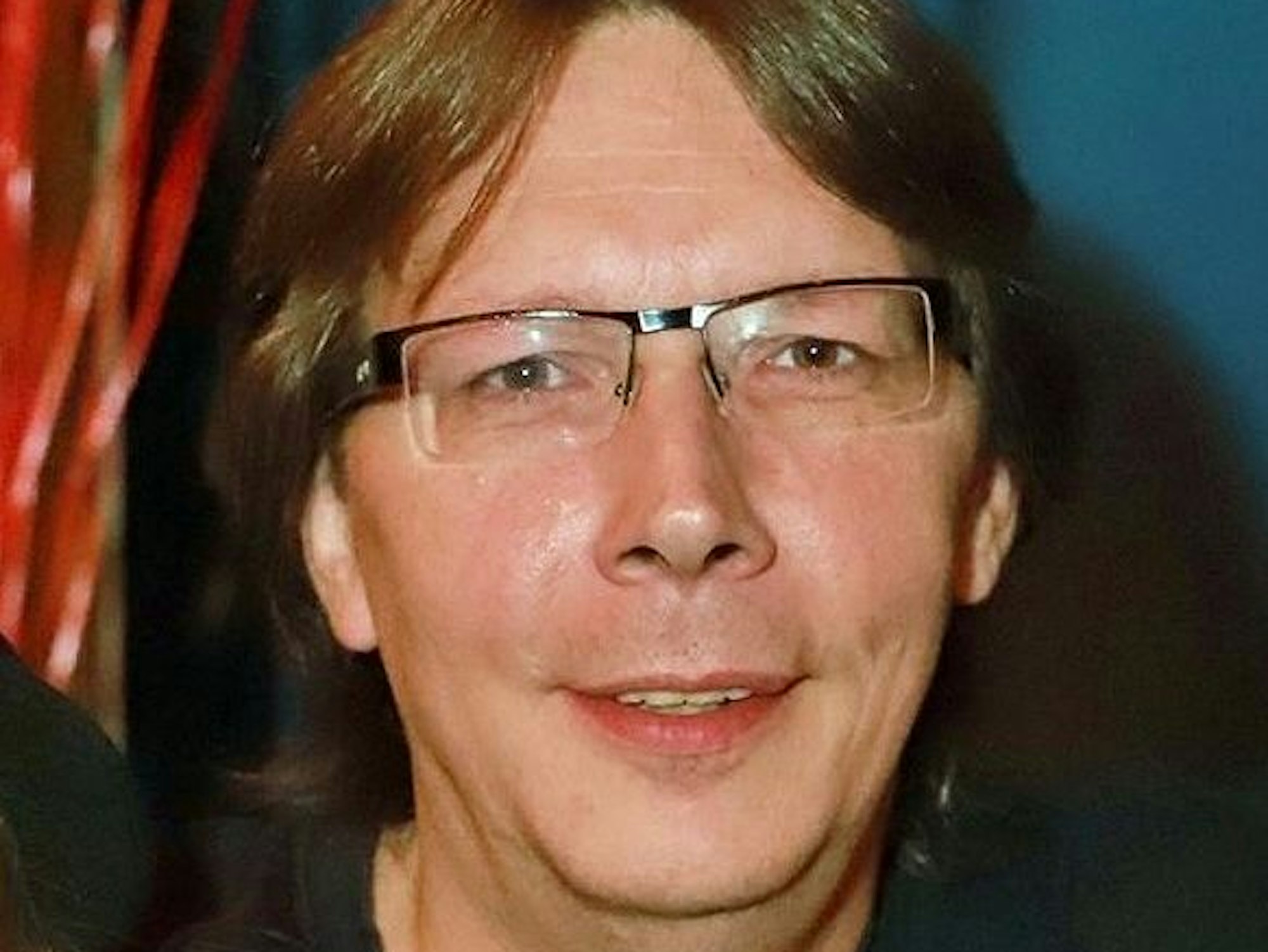 Das Bild zeigt einen Mann mit Brille.