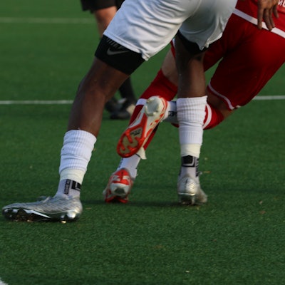 Das Bild zeigt zwei Fußballer im Zweikampf.