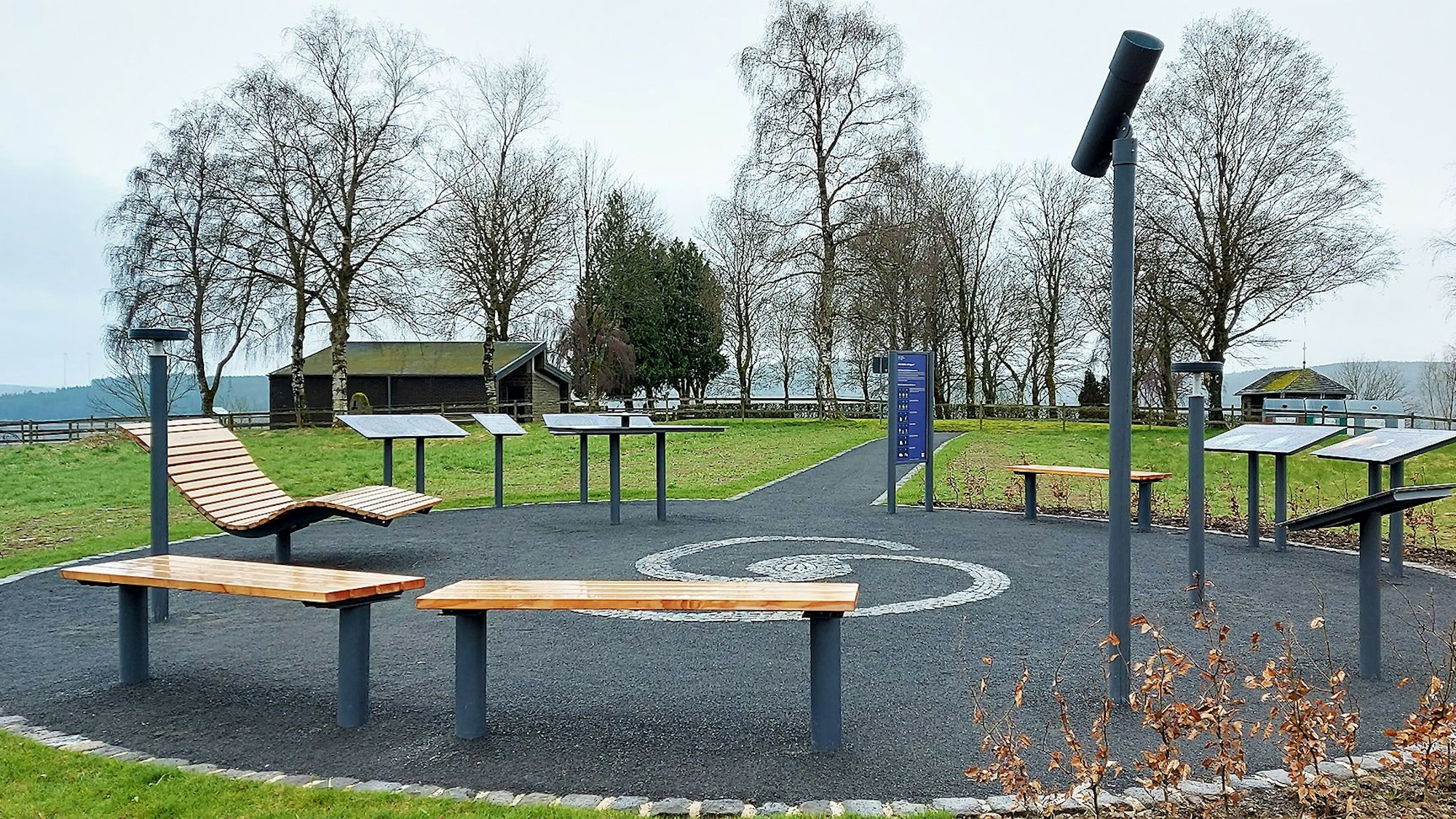 Rund ist der Sternenblick bei Dahlem-Kronenburg angelegt. Es stehen Sitzgelegenheiten zur Verfügung und Informationstafeln. Ein Rohr ist auf den Polarstern ausgerichtet.