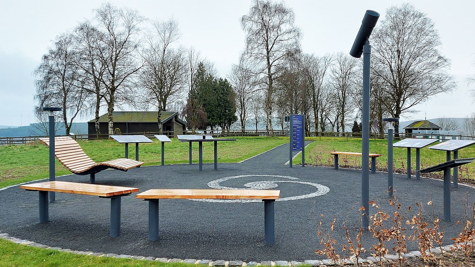 Rund ist der Sternenblick bei Dahlem-Kronenburg angelegt. Es stehen Sitzgelegenheiten zur Verfügung und Informationstafeln. Ein Rohr ist auf den Polarstern ausgerichtet.