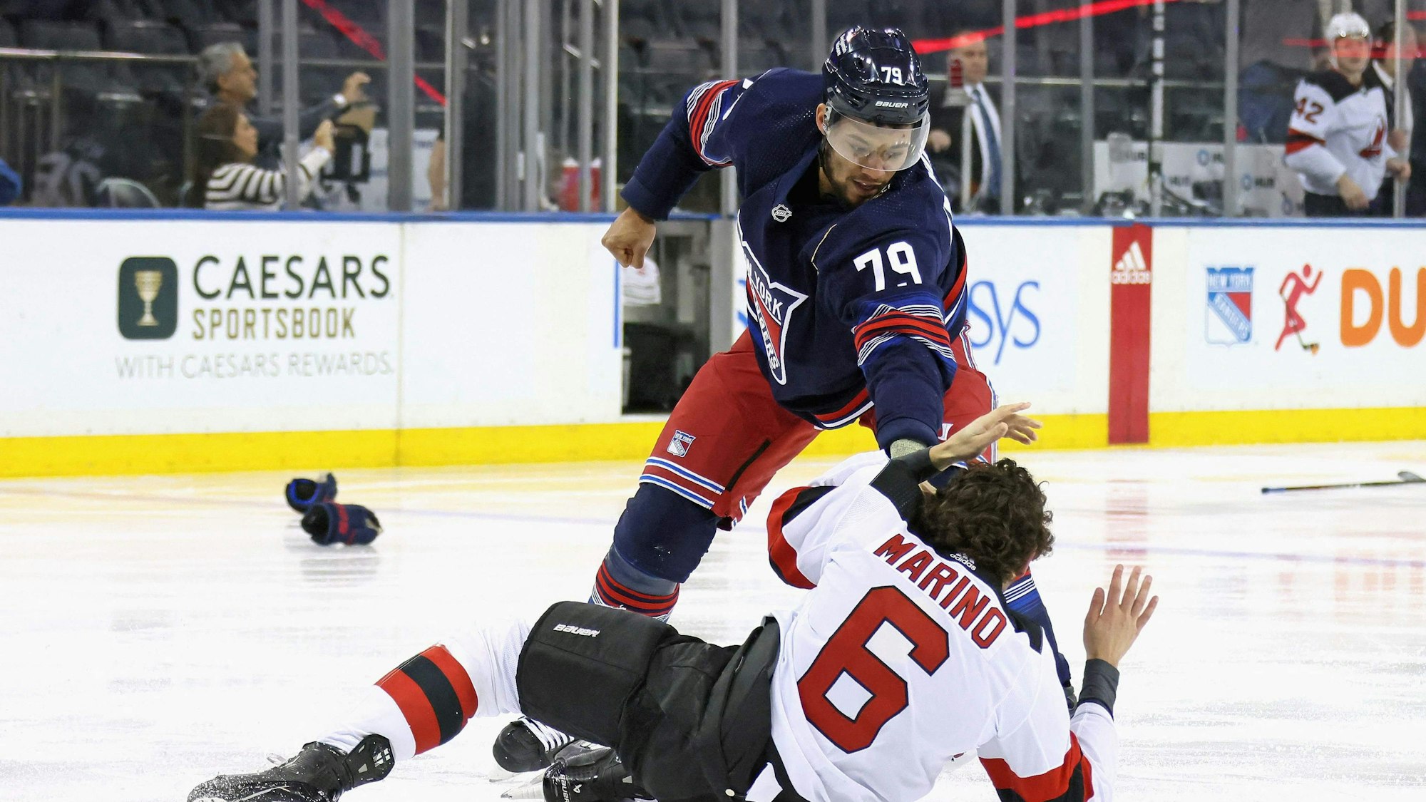K'Andre Miller von den New York Rangers prügelt sich mit John Marino von den New Jersey Devils.