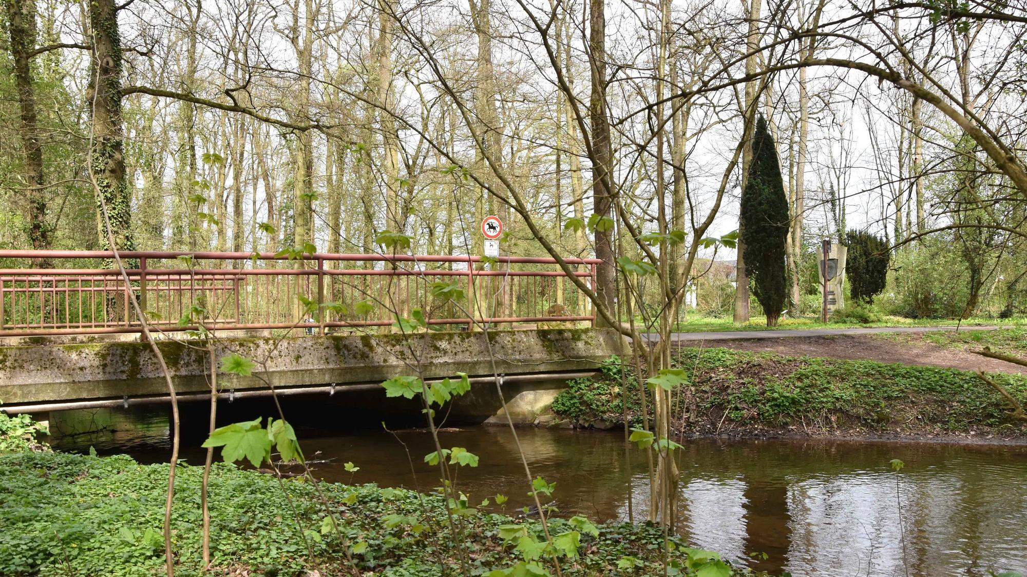 Zu sehen ist eine Brücke über einem Bach.