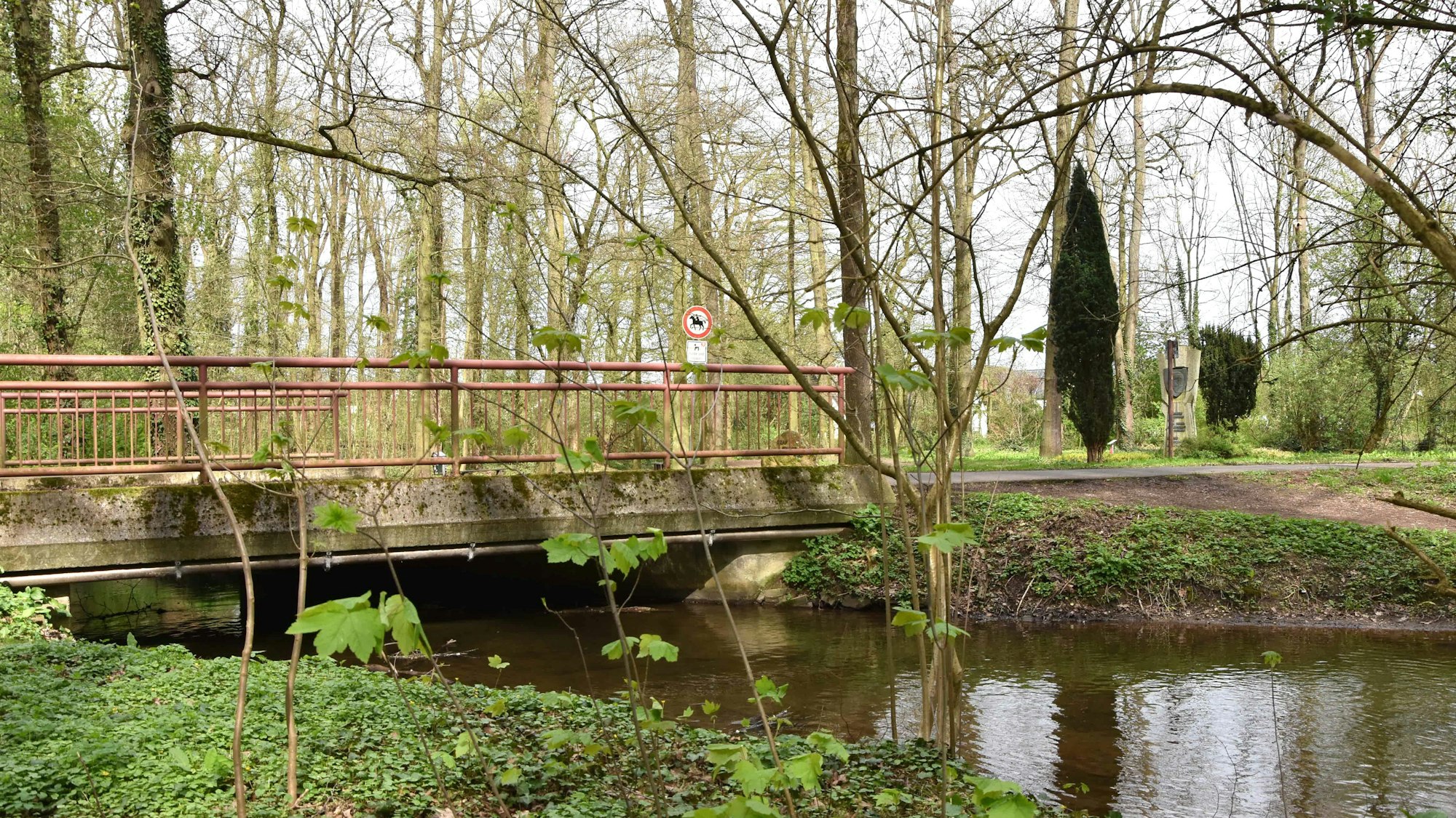 Zu sehen ist eine Brücke über einem Bach.