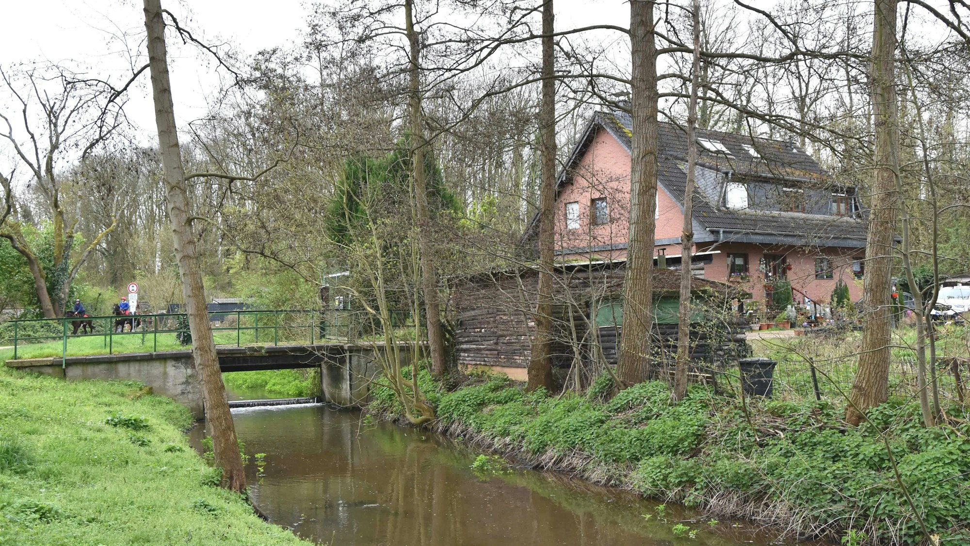 Zu sehe ist eine Brücke über einem Bach.
