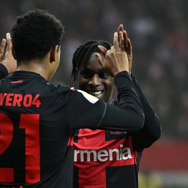 Leverkusens Amine Adli (l) und Leverkusens Jeremie Frimpong jubeln nach dem Tor zum 2:0.
