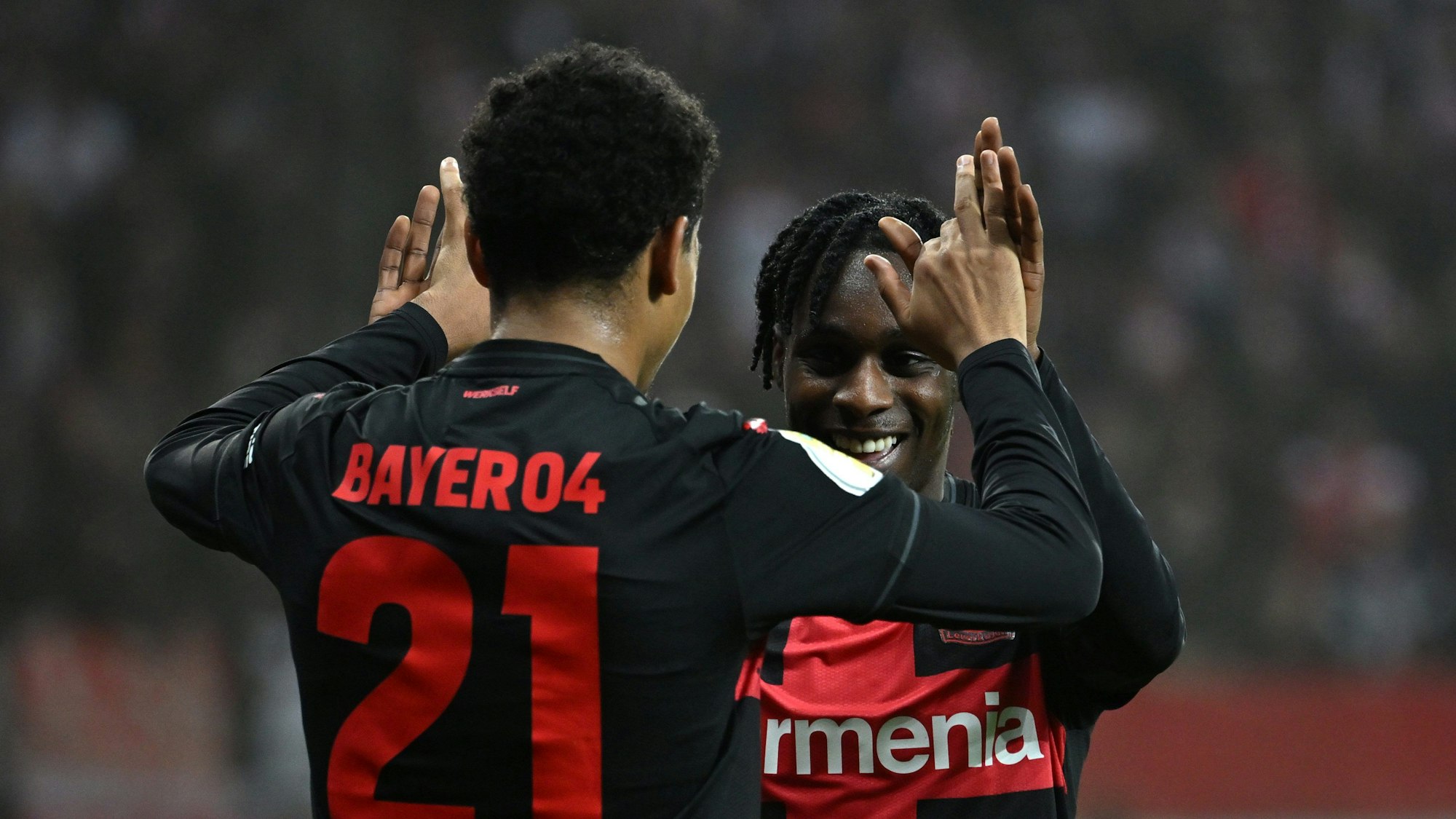 Leverkusens Amine Adli (l) und Leverkusens Jeremie Frimpong jubeln nach dem Tor zum 2:0.