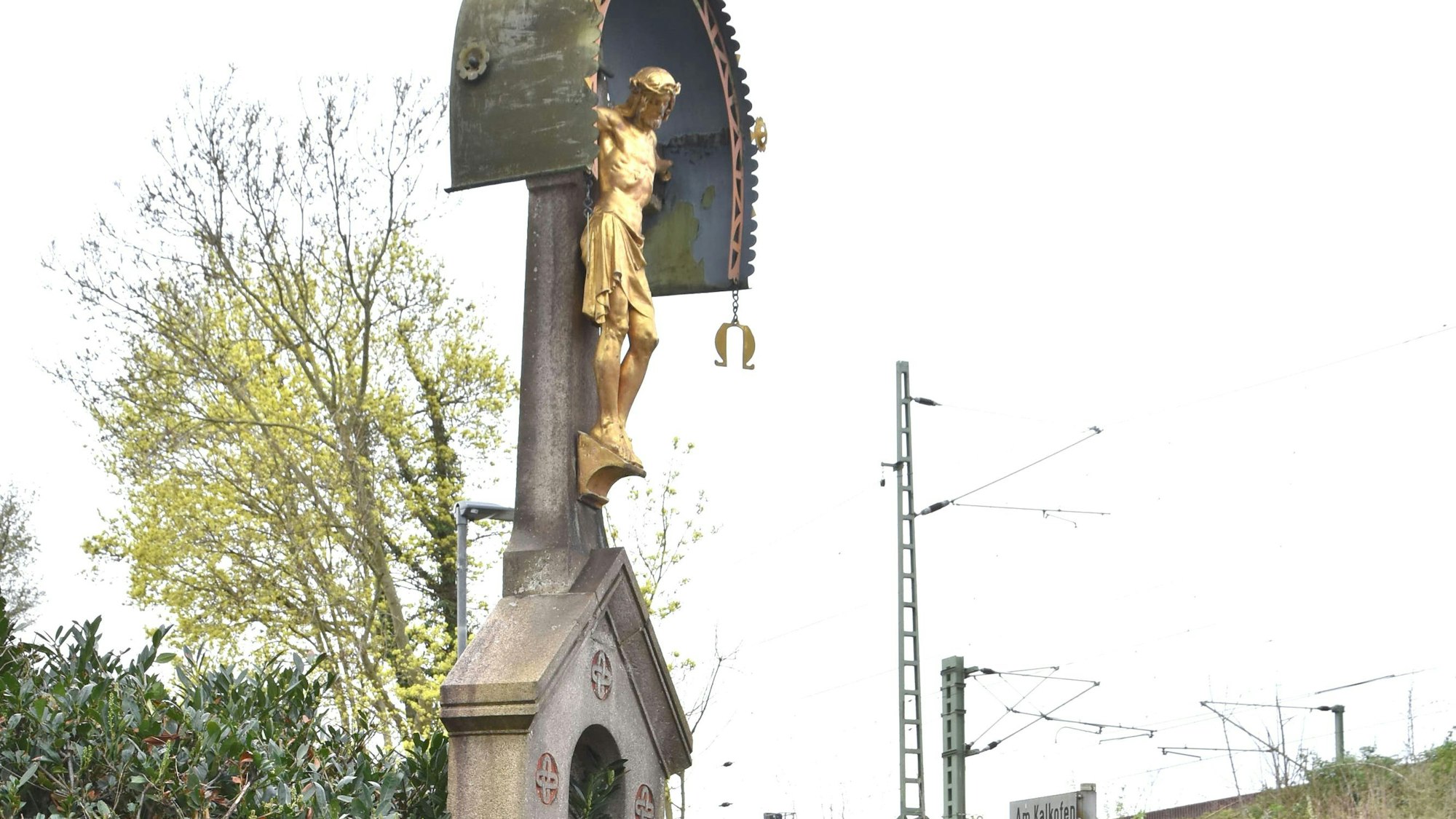 Zu sehen ist ein Kreuz mit einem goldenen Christus-Corpus.