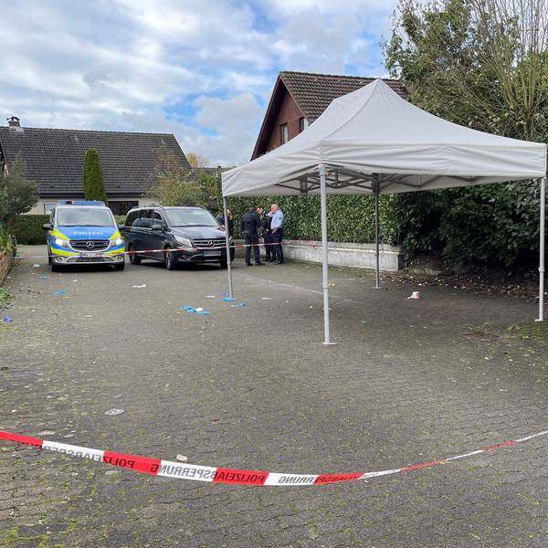 Die Polizei ist in der Nähe des Tatorts im Einsatz. Eine 21 Jahre alte Frau aus Lage ist Ende Oktober in Bielefeld Opfer eines Tötungsdeliktes geworden.