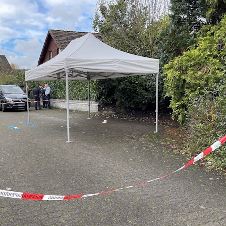 Die Polizei ist in der Nähe des Tatorts im Einsatz. Eine 21 Jahre alte Frau aus Lage ist Ende Oktober in Bielefeld Opfer eines Tötungsdeliktes geworden.