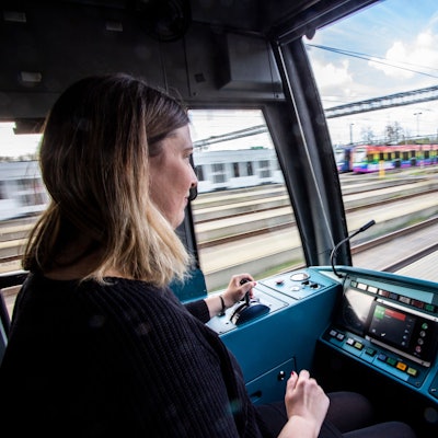 Rundschau-Mitarbeiterin Kaja Hempel nahm in der Fahrerkabine der KVB-Bahn Platz.