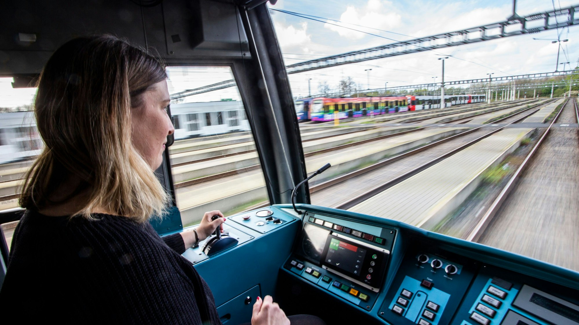 Rundschau-Mitarbeiterin Kaja Hempel nahm in der Fahrerkabine der KVB-Bahn Platz.