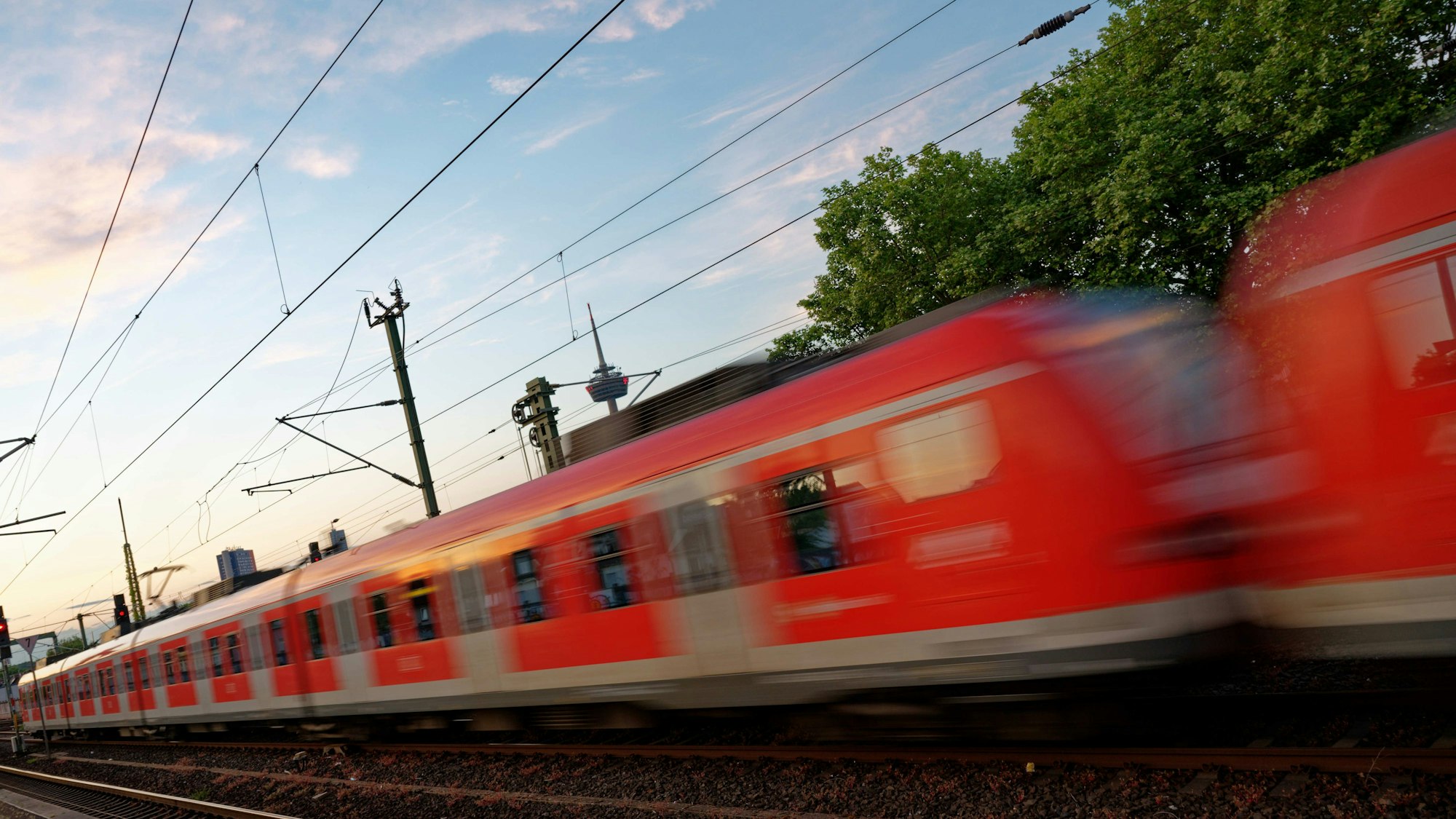 Eine S-Bahn fährt am frühen Morgen Richtung Innenstadt.