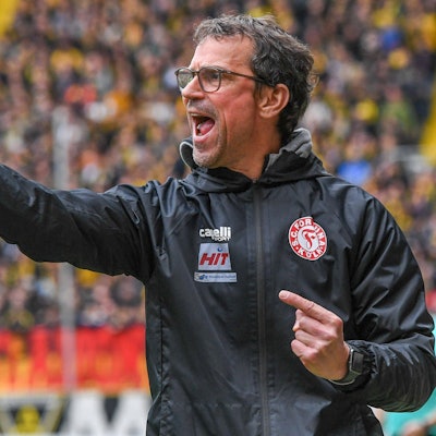 Matthias Mink Cheftrainer Fortuna Köln, gibt Anweisungen, gestikuliert, mit den Armen gestikulieren, gives instructions, gesticulate, 30.03.2024, Aachen Deutschland, Fussball, Regionalliga West, Alemannia Aachen - Fortuna Köln *** Matthias Mink head coach Fortuna Köln , gives instructions, gesticulates, gesticulate with arms, gives instructions, gesticulate, 30 03 2024, Aachen Germany , Soccer, Regionalliga West, Alemannia Aachen Fortuna Köln xmhx