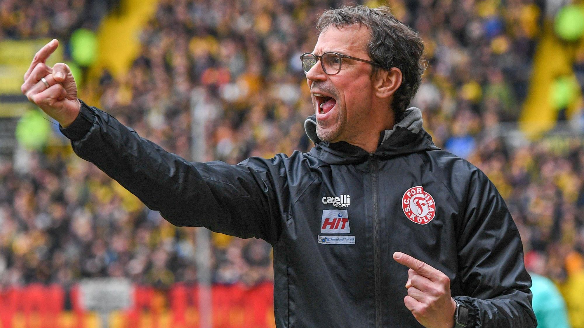 Matthias Mink Cheftrainer Fortuna Köln, gibt Anweisungen, gestikuliert, mit den Armen gestikulieren, gives instructions, gesticulate, 30.03.2024, Aachen Deutschland, Fussball, Regionalliga West, Alemannia Aachen - Fortuna Köln *** Matthias Mink head coach Fortuna Köln , gives instructions, gesticulates, gesticulate with arms, gives instructions, gesticulate, 30 03 2024, Aachen Germany , Soccer, Regionalliga West, Alemannia Aachen Fortuna Köln xmhx