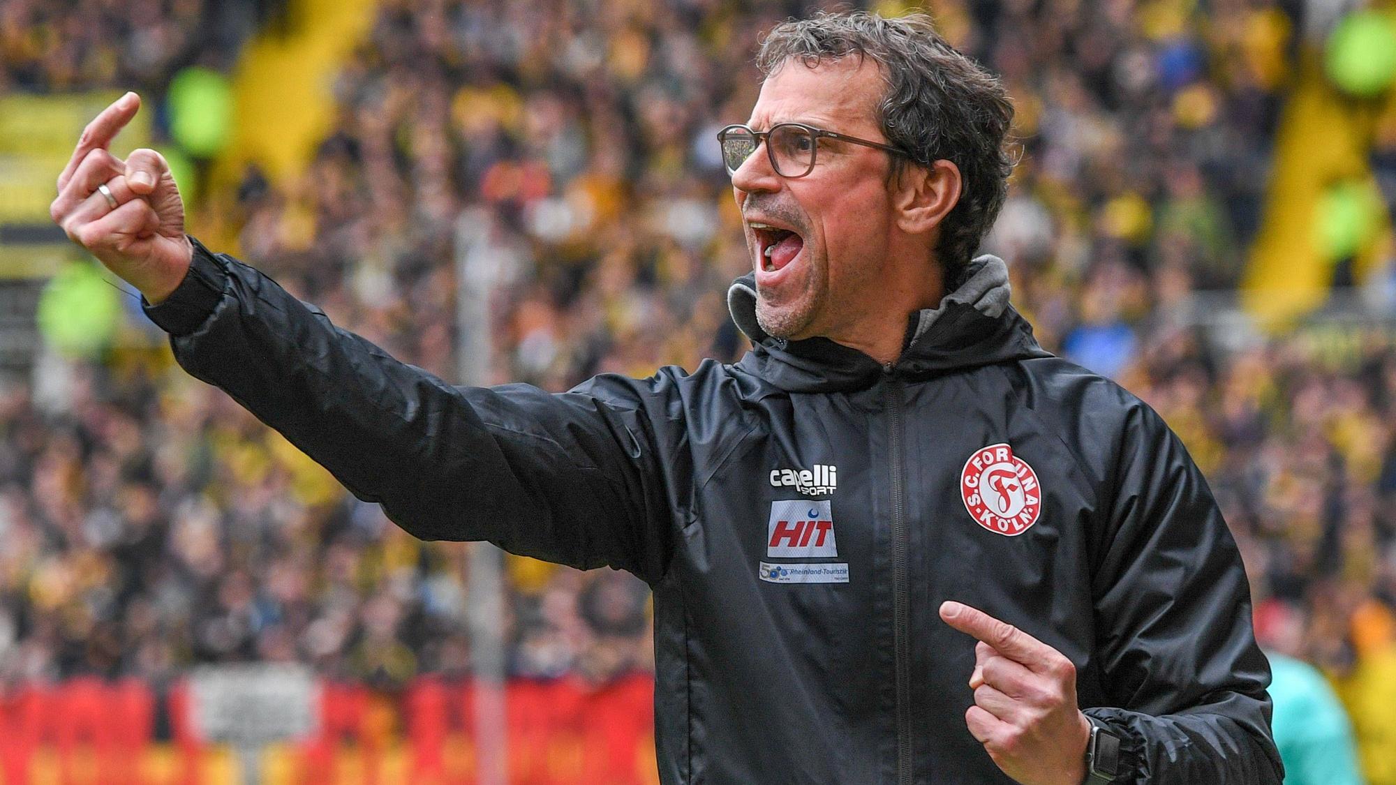 Matthias Mink Cheftrainer Fortuna Köln, gibt Anweisungen, gestikuliert, mit den Armen gestikulieren, gives instructions, gesticulate, 30.03.2024, Aachen Deutschland, Fussball, Regionalliga West, Alemannia Aachen - Fortuna Köln *** Matthias Mink head coach Fortuna Köln , gives instructions, gesticulates, gesticulate with arms, gives instructions, gesticulate, 30 03 2024, Aachen Germany , Soccer, Regionalliga West, Alemannia Aachen Fortuna Köln xmhx