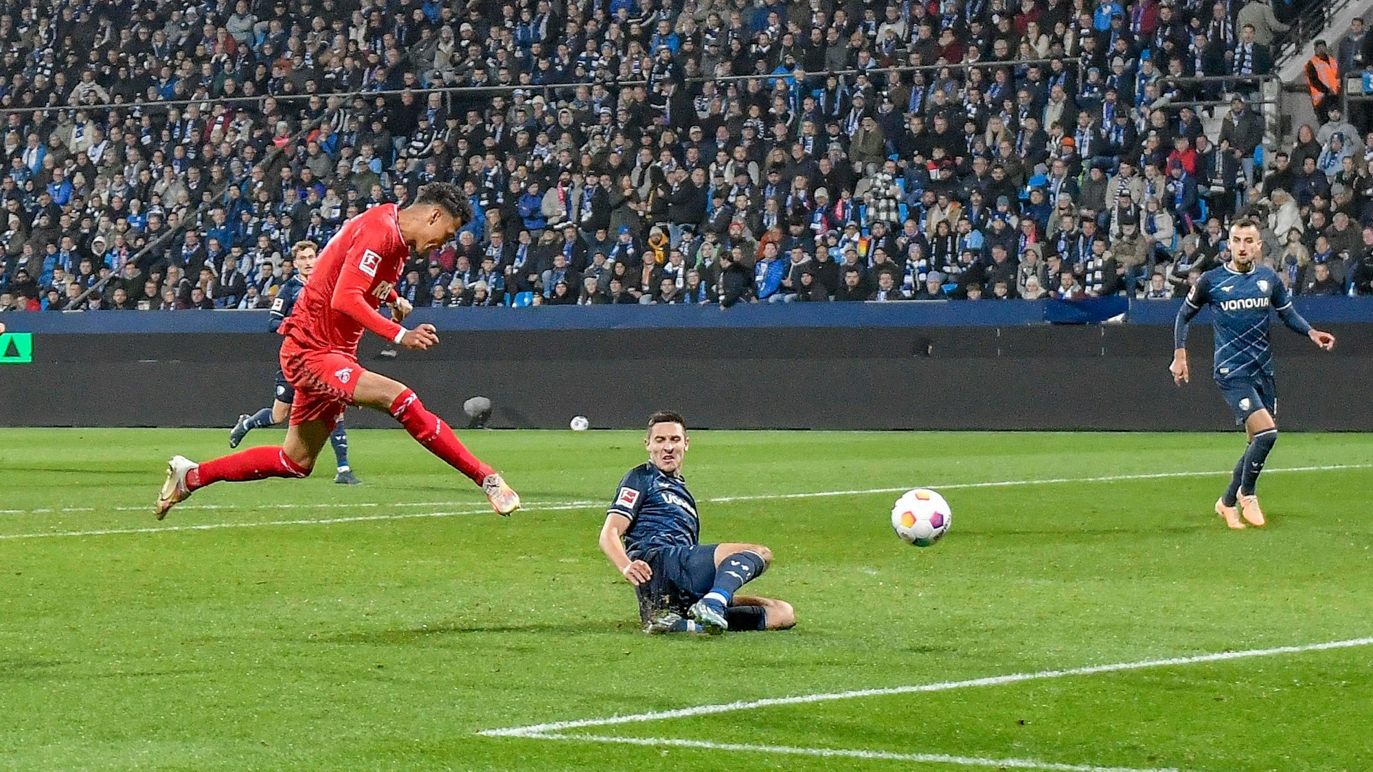 Davie Selke (l.) erzielt im Hinspiel das Tor zum glücklichen 1:1-Ausgleich für den 1. FC Köln beim VfL Bochum.