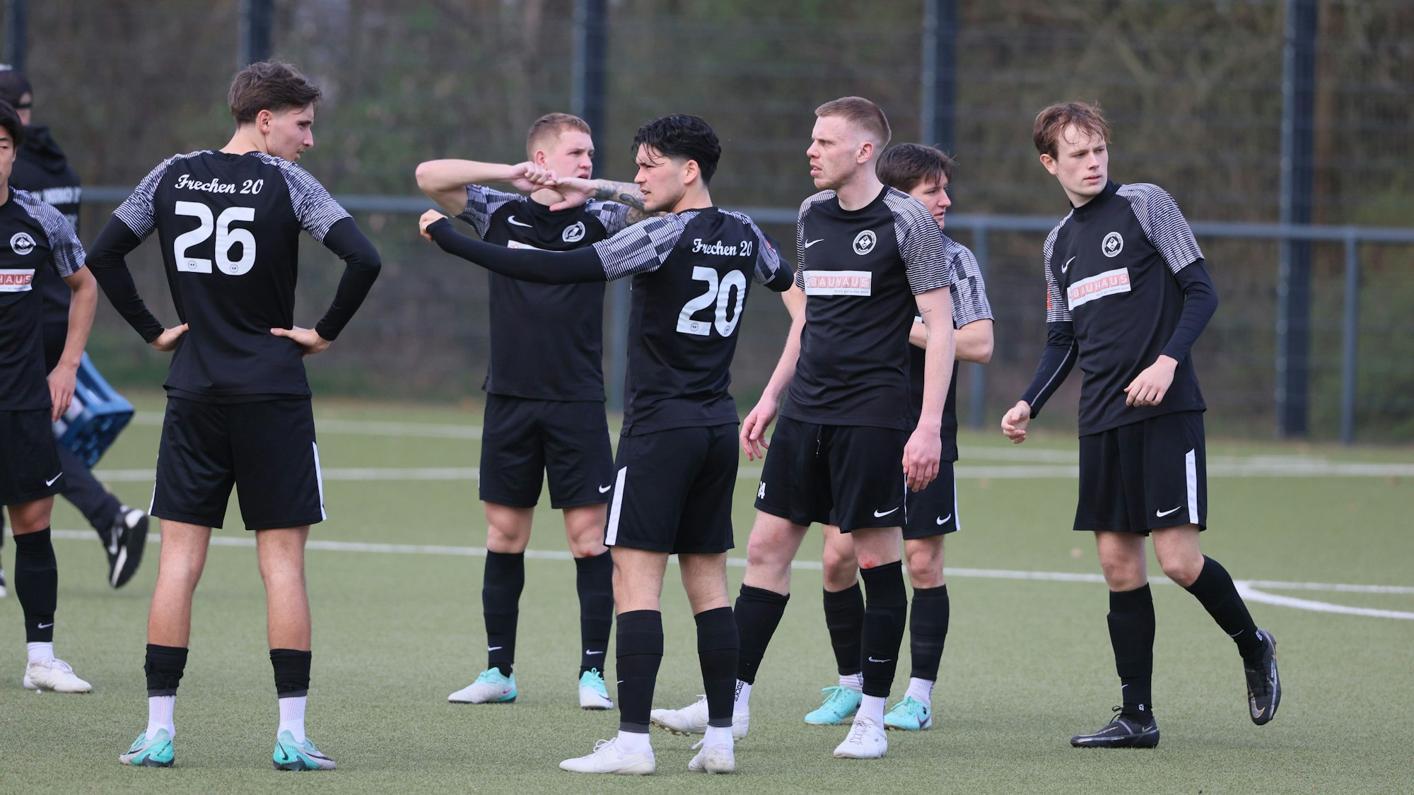 Zu sehen sind Fußballspieler auf einem Kunstrasenplatz.