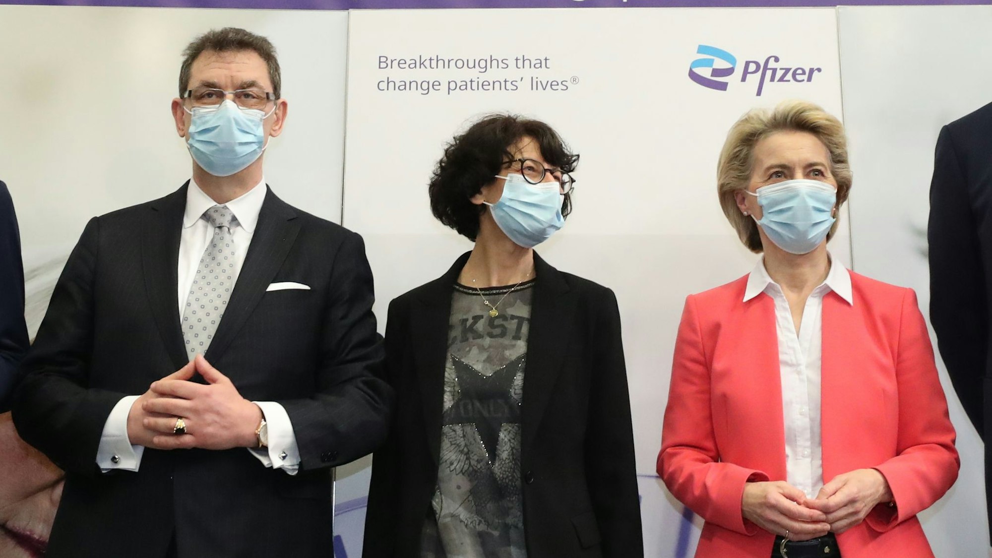 Besuch im Pfizer-Werk Belgien im Jahr 2021: Albert Bourla, Pfizer-CEO, Biontech-Chefin Özlem Türeci und EU-Kommissionschefin Ursula von der Leyen (von links). dpa