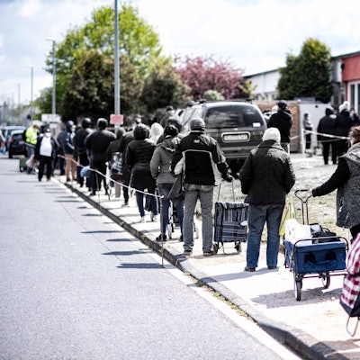 Schlange stehen an der Tafel in Euskirchen. Viele Kunden kommen mehrere Stunden vor der Ausgabe von Lebensmitteln.