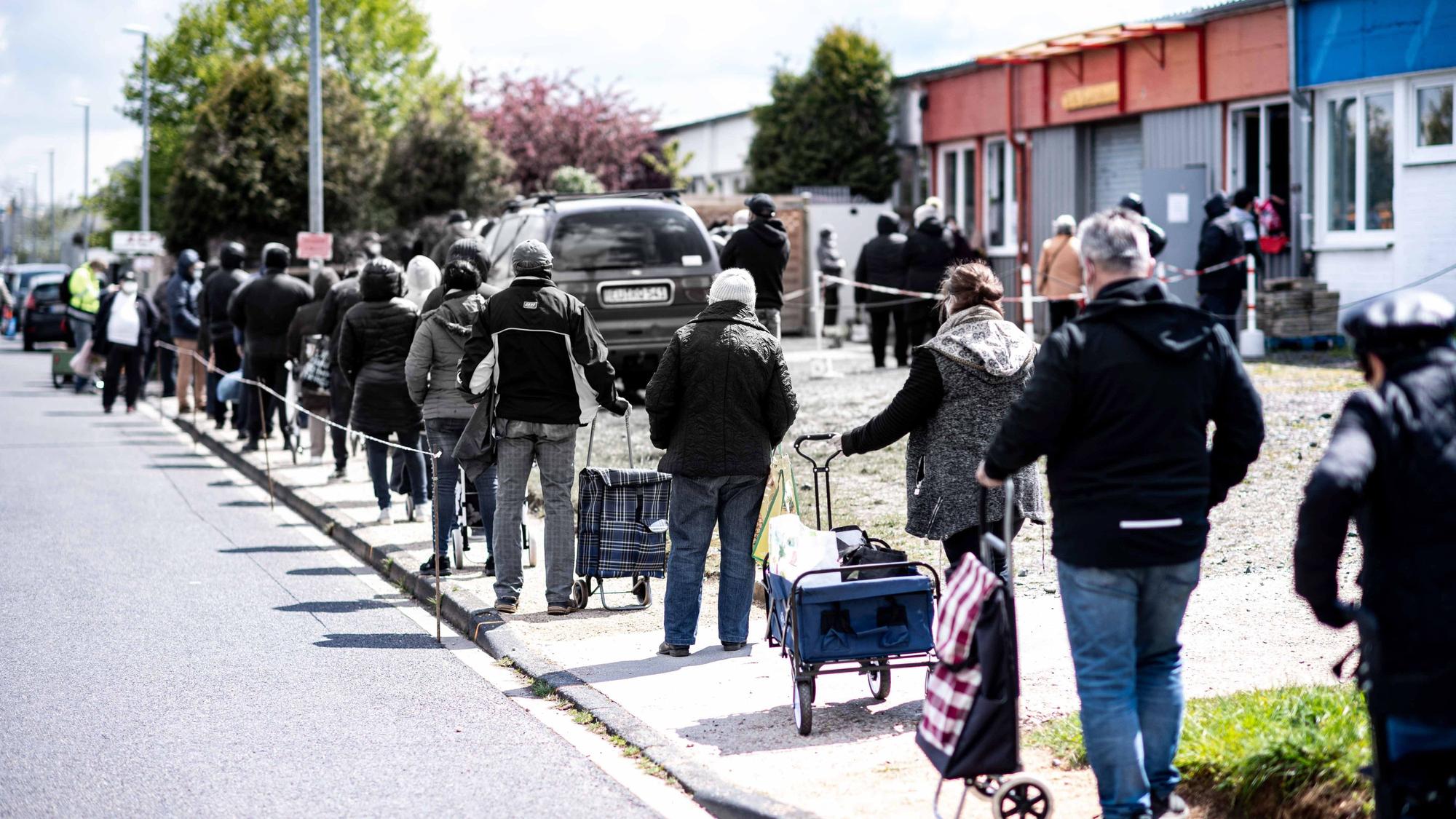 Schlange stehen an der Tafel in Euskirchen. Viele Kunden kommen mehrere Stunden vor der Ausgabe von Lebensmitteln.