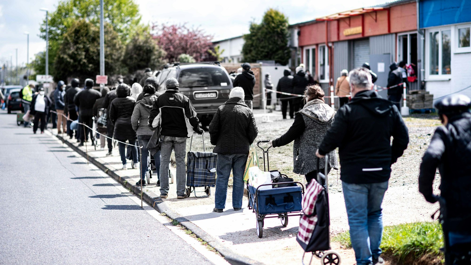 Schlange stehen an der Tafel in Euskirchen. Viele Kunden kommen mehrere Stunden vor der Ausgabe von Lebensmitteln.